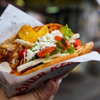 Ein Döner in einer Papier-Tasche.
