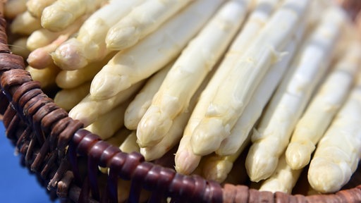 Das Bild zeigt weißen Spargel in einem Korb.