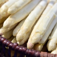 Das Bild zeigt weißen Spargel in einem Korb.