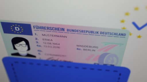 Fahrzeugschein und Führerschein lassen sich auch heute schon digital mitführen