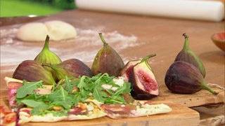 Flammkuchen mit Ziegenfrischkäse und Feigen