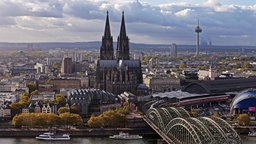 Das Bild zeigt die Stadt Köln mit dem Dom aus der Luft.