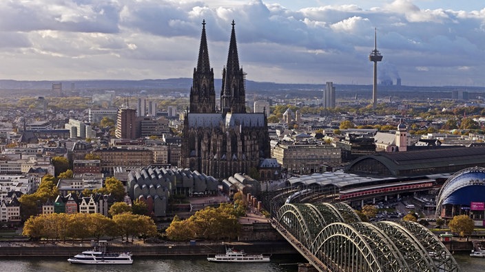 Das Bild zeigt die Stadt Köln mit dem Dom aus der Luft.