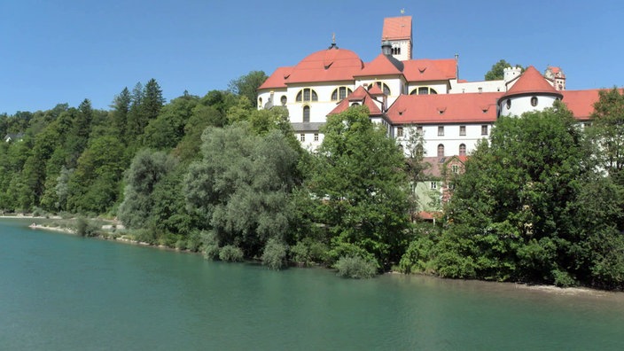 Blick über den Fluss Lech auf das ehemalige Benediktinerkloster St. Mang in Füssen 