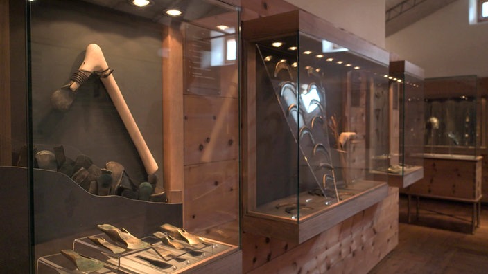 Ausstellungsvitrinen im Archäologischen Museum in Fließ