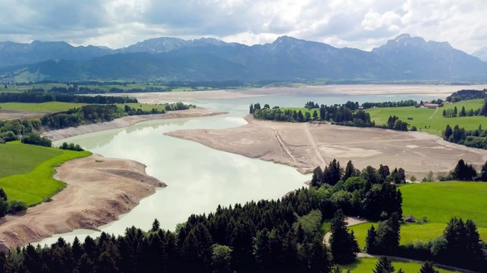 Blick über einen See vor Alpenpanorama