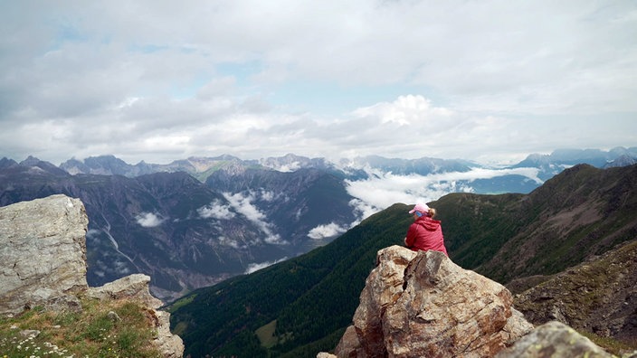 Tamina auf der Glanderspitze allein auf einem Fels mit Panoramaausblick