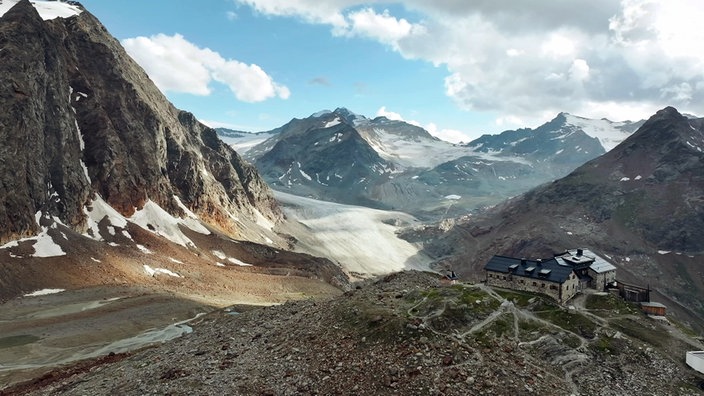 Drohnenaufnahme von Bergpanorama und der Braunschweiger Hütte