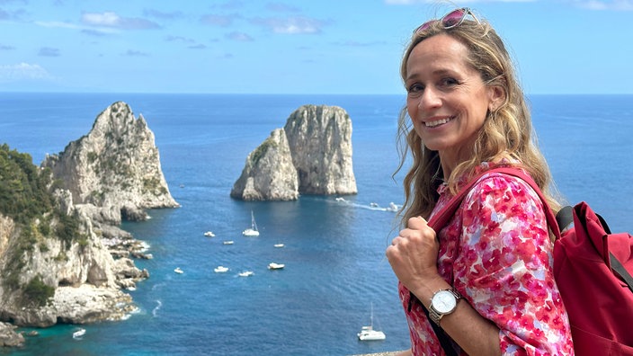 Tamina Kallert genießt den weltberühmten Ausblick: die Faraglioni Felsen vor der Küste von Capri