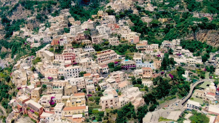 Blick von oben auf Positano mit am Hang gebauten Häusern