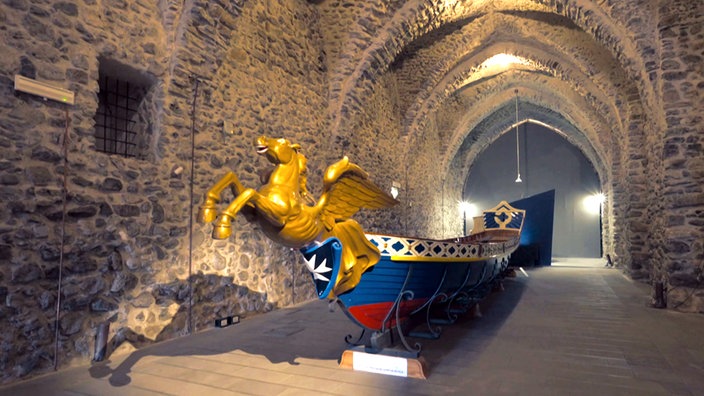 Restauriertes, historisches Boot in einer Halle mit einer  Gewölbedecke