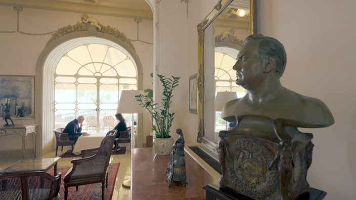 Blick ins Grand Hotel in Sorrent mit einer Büste des Opernsängers Caruso