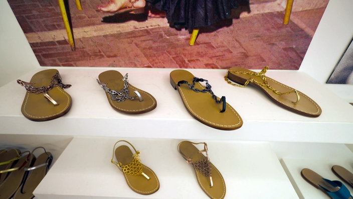 Geschäftsauslage mit verschiedenen Modellen der Capri-Sandale