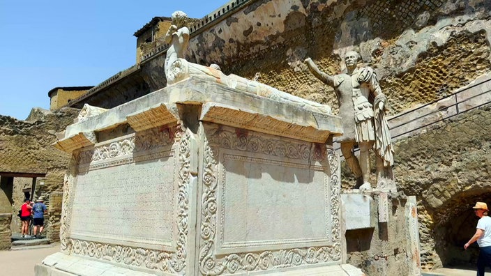 Steinernes Monument mit Skulpturen in Pompeji