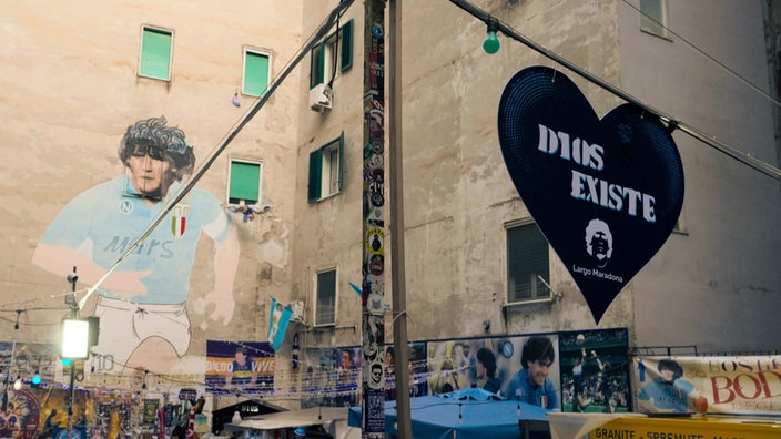 Hauswand im spanischen Viertel von Neapel mit einer Abbildung des Fußballspielers Diego Maradona