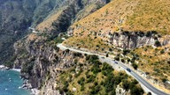 Die Amalfitana ist eine kurvenreiche Panoramastraßen am Küstenhang
