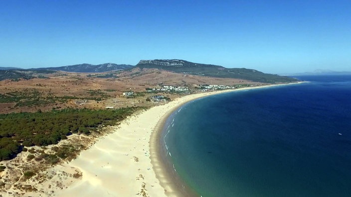 Große Bucht mit einem langen einsamen Sandstrand