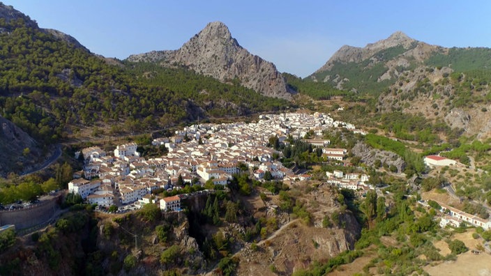 Dorf mit weißen Häusern inmitten einer Berglandschaft