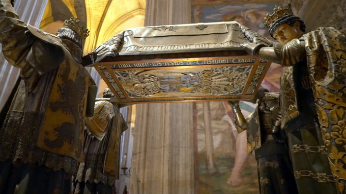 Figuren in der Kathedrale halten den Sarg von Kolumbus