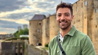 Reporter Ramon Babazadeh vor der Burg von Sedan