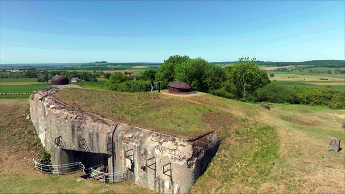 Bunkeranlage inmitten einer Wald-Wiesen-Landschaft