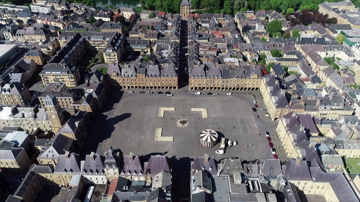 Blick von oben auf die Stadt mit einem rechteckigen Platz