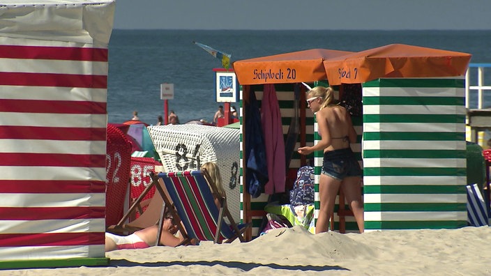 Die typischen gestreiften Borkumer Strandhütten an einem Strand auf Borkum