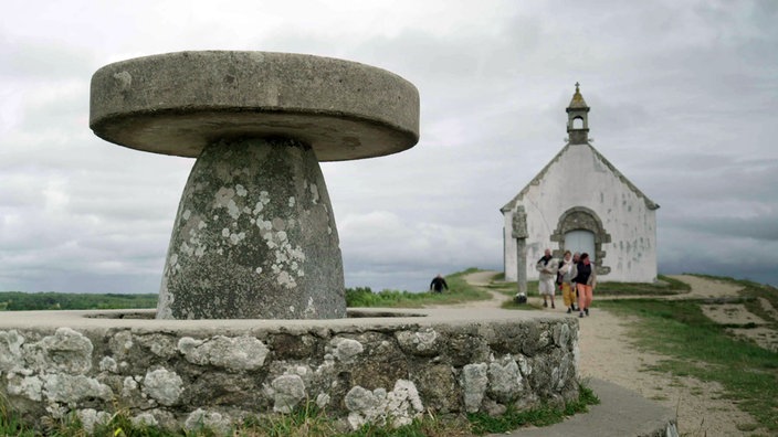 Kleine Kapelle auf einem Grabhügel