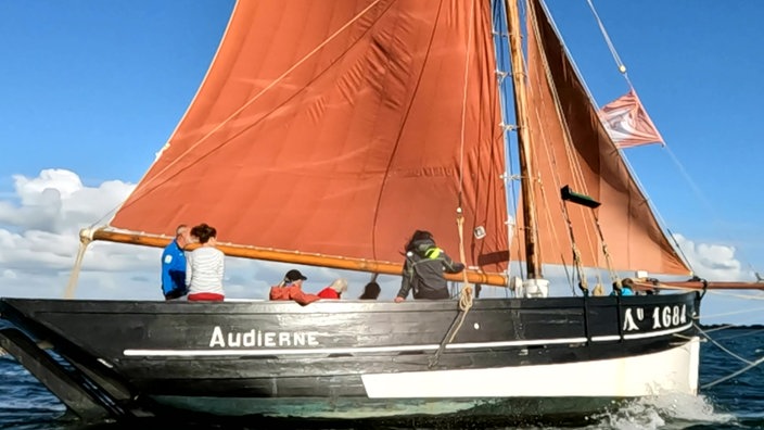 Segelschiff mit reotem Segel