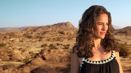 Mona Ameziane vor einer der Wüstenlandschaften Marokkos