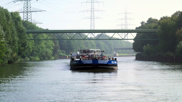 Frachtschiff fährt über den Rhein-Herne-Kanal