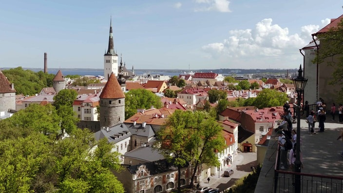 Die Altstadt von Tallinn mit einem Kirchturm