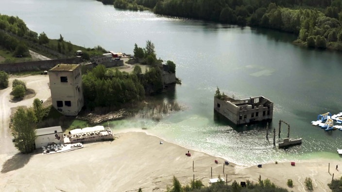 Blick von oben auf Gefängnisbauten, die teilweise in einem See stehen