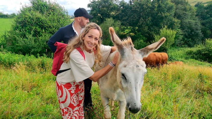 Tamina Kallert mit Biolandwirt Felix Noblia und einem Esel