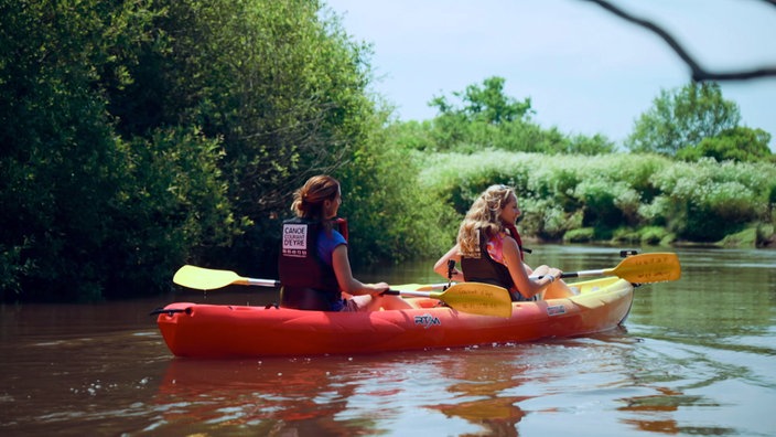 Tamina Kallert und eine weitere Frau in einem Kanu auf einem Flussarm