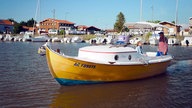 Tamina Kallert auf einem Boot im Hafen von La Teste-de-Buch