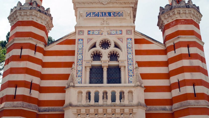 Die Außenfassade der Kapelle ist mit roten und weißen Querstreifen verziert