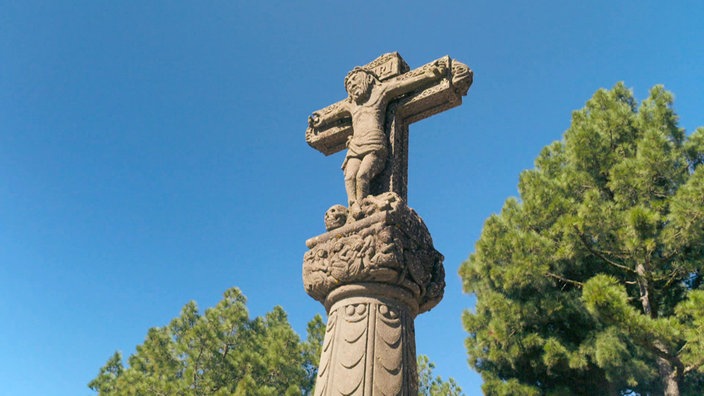 Steinernes Kreuz auf einer Stele