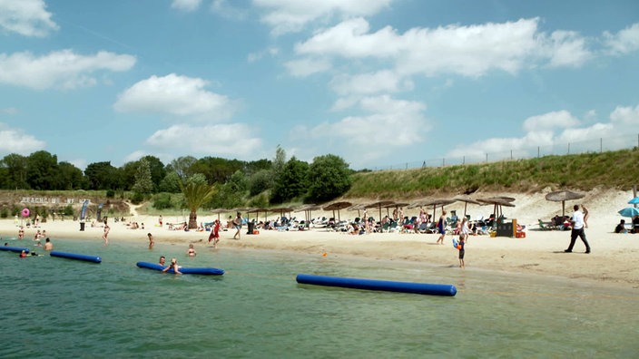 Viele Badegäste an einem Sandstrand