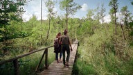 Judith Rakers und ein Ranger auf dem Walderlebnispfad durch die Serrahner Buchenwälder. 