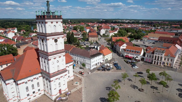 Blick von oben auf die barocke Stadtanlage von Neustrelitz mit ihrem quadratischen Markt