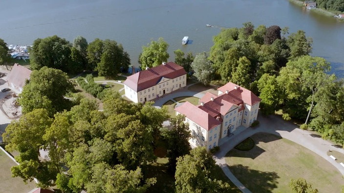 Blick von oben auf die Schlossinsel mit Schlossgebäuden