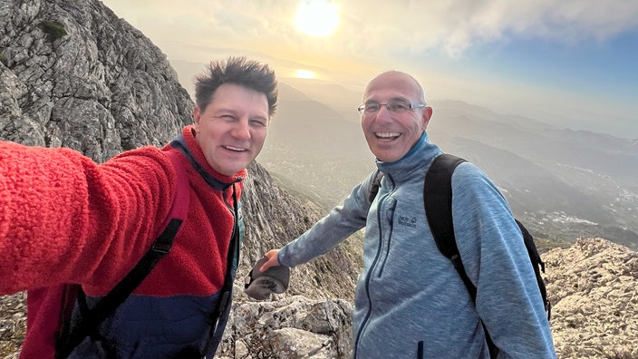 Moderator André Gatzke (l) und Reisebuchautor Dirk Schönrock bei einer Wanderung auf den Zeus-Berg auf der griechischen Insel Naxos.