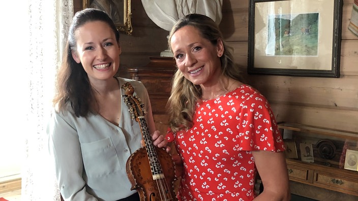 Tamina Kallert und die Stargeigerin Ragnhild Hemsing (l) mit einer Hardangerfidel