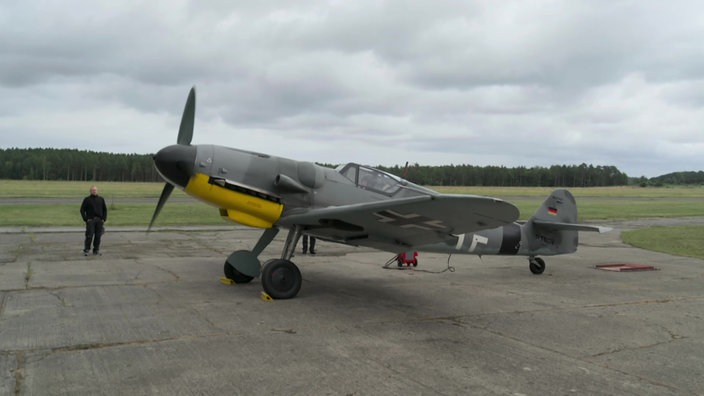 Ein historisches Flugzeug auf der Flugbahn des Flugzeugmuseums Hangar 10