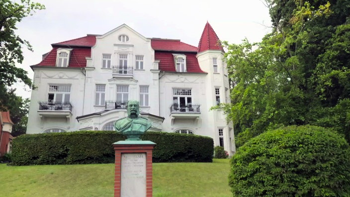 Kaiserstatue Wilhelm I.vor der Villa Staudt