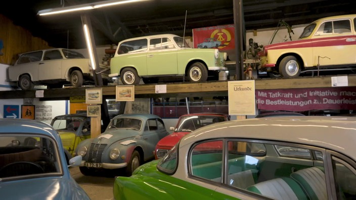 Historische DDR-Automobile in einem Ausstellungsraum