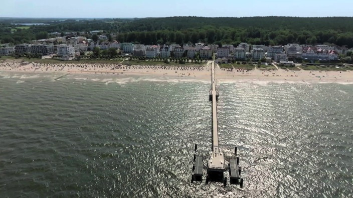 Die gerade Seebrücke Bansin ist ohne Gebäude