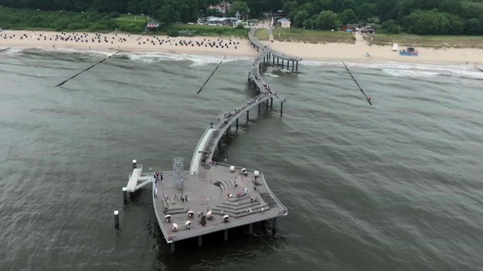Seebrücke mit geschwungen Bogenformen
