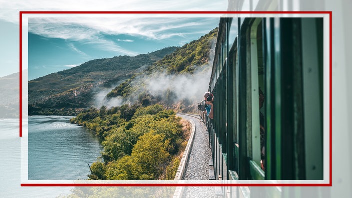 Blick aus dem fahrenden Zug aufs Douro-Tal